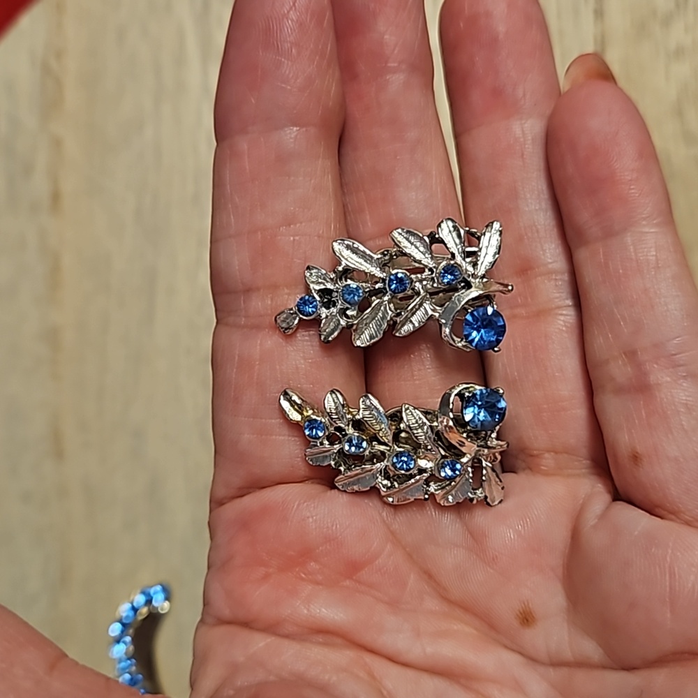 Mixed Jewelry Lot blue rhinestones 3 prs. of earrings 2 pins silvertone goldtone - Picture 5 of 9